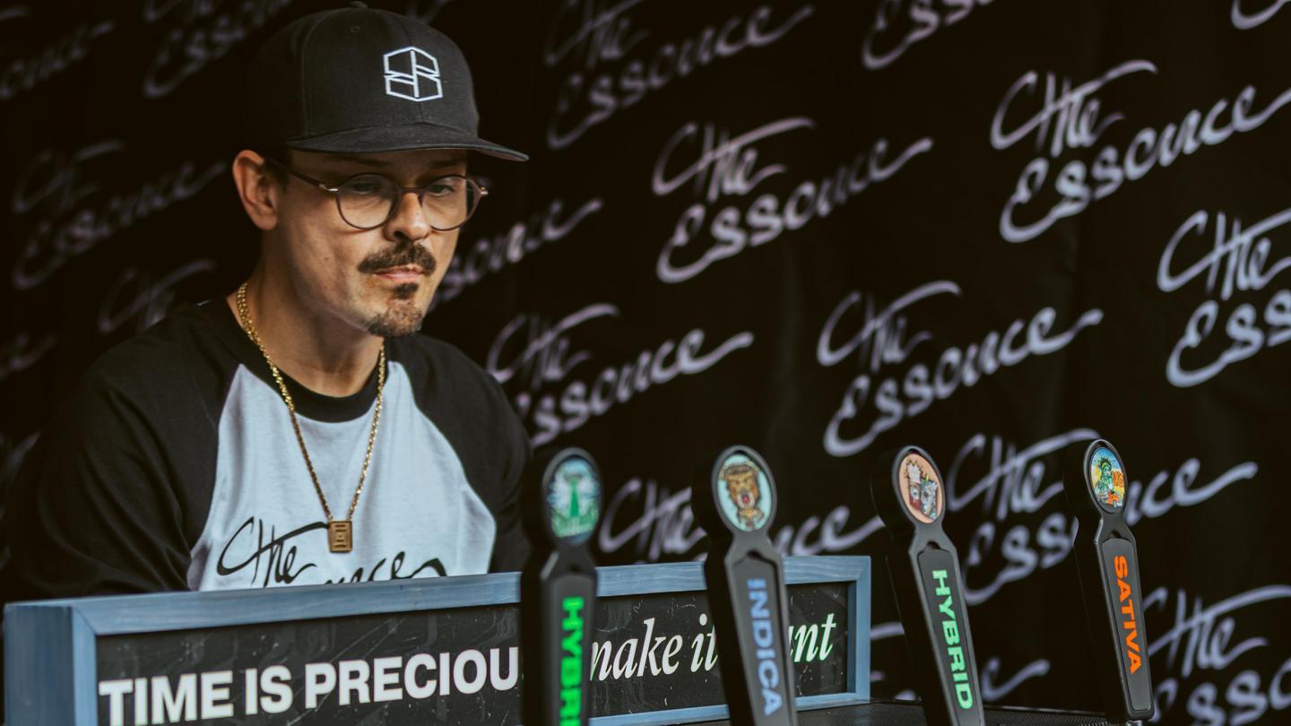 budtender tending a terp tap